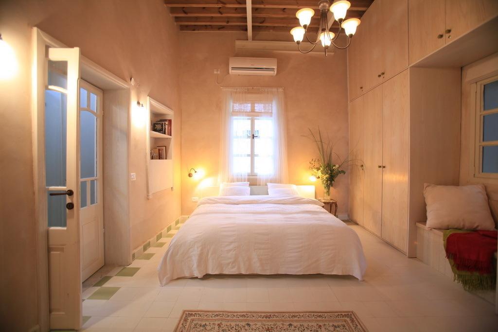 Four Hearts - Acre'S Sea Side Suite Værelse billede